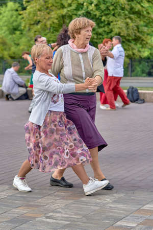 Dancing couples in the city park, summer Petersburgのeditorial素材
