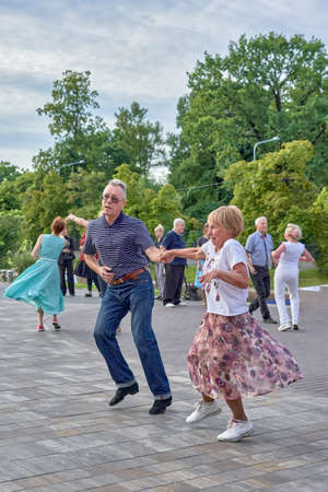 Elderly people dancing in the city park of St. Petersburgのeditorial素材