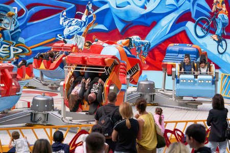 People ride attractions in the city park in St. Petersburgのeditorial素材
