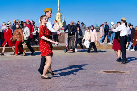 Couples dancing on Victory Day on St. Petersburg Squareのeditorial素材