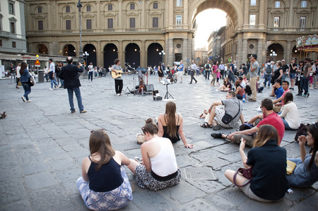 Florence, Italy - may 17.2015: The guitarist's game on the square of Florence in the presence of numerous listeners.のeditorial素材