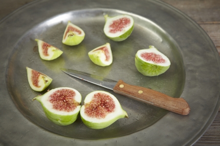 green fresh figs in a metallic plateの写真素材