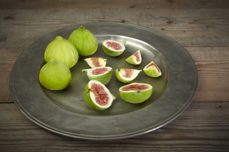 green fresh figs in a metallic plateの写真素材