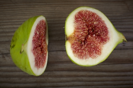 many fresh green figs on a wooden tableの写真素材