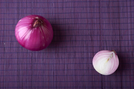 purple onions on purple backgroundの写真素材