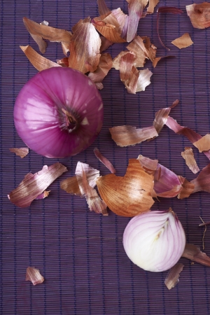 purple onions on purple backgroundの写真素材