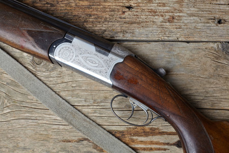 vintage hunting gun on wooden background.の写真素材
