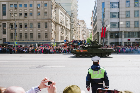 MOSCOW-MAY 9, 2015: Victory parade dedicated to the 70th anniversary of the Soviet victory over Germany. People on the streets of Moscow greeted Pass technique. Organization of view of the parade for the common people.のeditorial素材