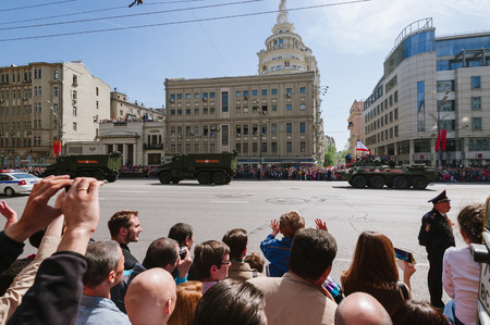MOSCOW-MAY 9, 2015: Victory parade dedicated to the 70th anniversary of the Soviet victory over Germany. People on the streets of Moscow greeted Pass technique. Organization of view of the parade for the common people.のeditorial素材