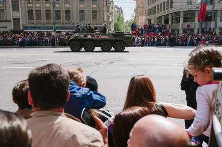 MOSCOW-MAY 9, 2015: Victory parade dedicated to the 70th anniversary of the Soviet victory over Germany. People on the streets of Moscow greeted Pass technique. Organization of view of the parade for the common people.のeditorial素材