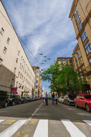 MOSCOW-MAY 9, 2015: Victory parade dedicated to the 70th anniversary of the Soviet victory over Germany. People on the streets of Moscow greeted Pass technique. Organization of view of the parade for the common people.のeditorial素材