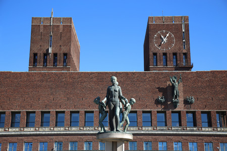 Family Group bronze sculpture and Oslo City Hall (Radhus) in Oslo, Norwayのeditorial素材