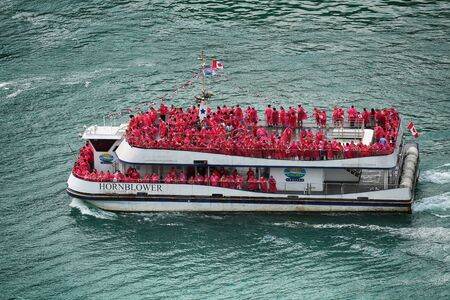 Niagara Falls, USA â August 29, 2018: Canadian ferry with tourists of the boat in tour Horseshoe waterfall Niagara Fallsのeditorial素材