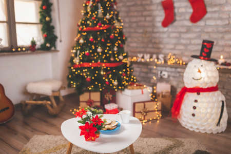 Empty living room with nicely decorated Christmas tree and Christmas decorations, warm and cozy winter holiday home atmosphereの写真素材