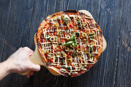 Hands deliver a pizzaの写真素材