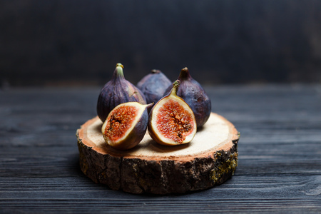 sliced fig fruits on a wooden boardの写真素材