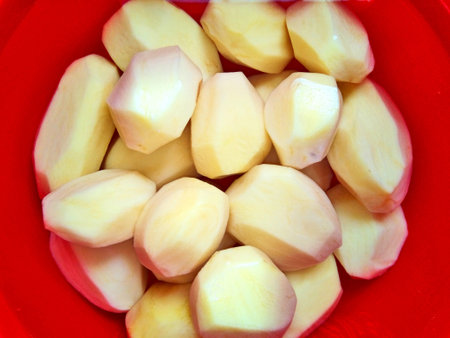 raw potatoes peeled in a bowlの写真素材