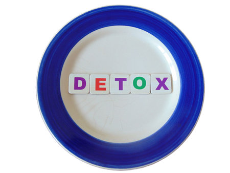 The word detox in colorful letters on an empty plate. Detox conceptの写真素材