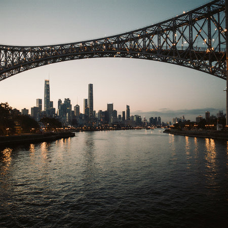 The Queensboro Bridge over the East River in New York City.の素材