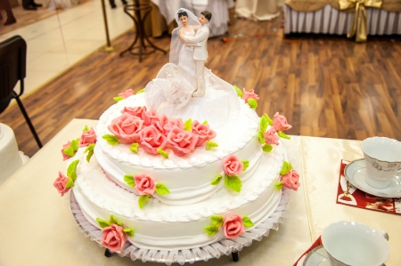 Decorating a wedding cakeの写真素材