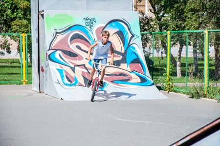 The city of Orenburg, Orenburg oblast, Russia, August 16, 2013. Workout fans of bike trialのeditorial素材