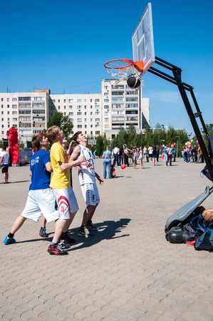 ORENBURG, ORENBURG region, RUSSIA, 1 June, 2014 year. Teenagers play basketballのeditorial素材