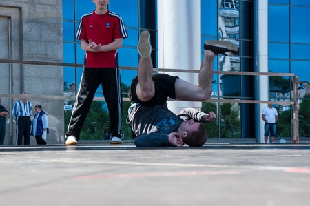 ORENBURG, ORENBURG region, RUSSIA, 1 June, 2014 year  Dancer-guy amateur Break-dance のeditorial素材