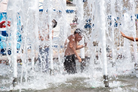 ORENBURG, ORENBURG region, RUSSIA, 5 June, 2014 year. Children bathe in the fountainのeditorial素材