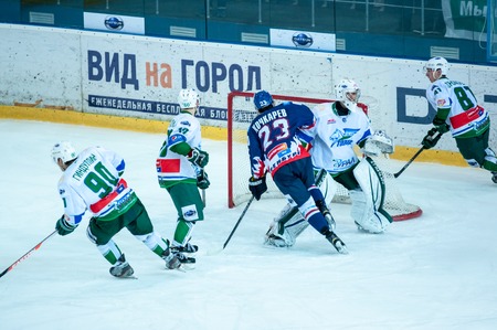 ORENBURG, ORENBURG region, RUSSIA, 26 October, 2014 year. Youth Hockey League championship match "White Tigers" (Orenburg) - "Tolpar" (Ufa). The game of hockeyのeditorial素材