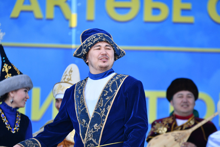 Orenburg, Russia-April 28, 2017 year: Residents of Kazakhstan in national dress at the celebration of the Aktyubinsk region in Orenburgのeditorial素材