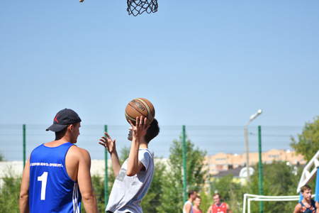 Orenburg, Russia - July 30, 2017 year: men play Street Basketball in the second round of the summer Street Basketball Leagueのeditorial素材