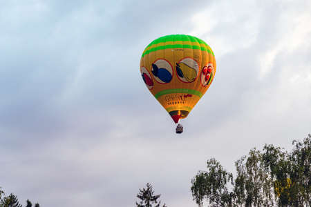 07-29-2020. Vilnius, Lithuania. Low balloon flight over the trees. Summer. Vilnius, Lithuania.のeditorial素材