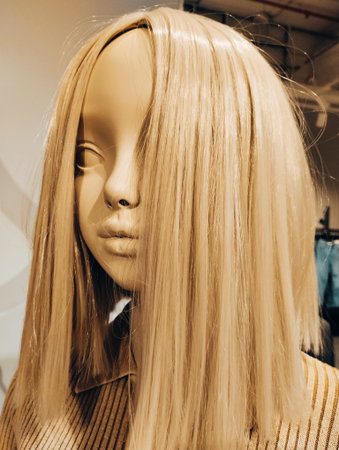 Female mannequin head in a beauty salon. Close-up.の写真素材