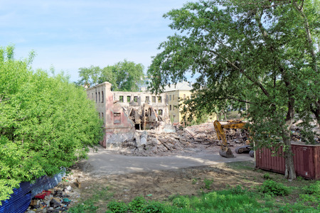 Nizhny Novgorod, Russia. - May 24.2018. Demolition of an abandoned residential stone two-story house on Sovetskaya Street 2A.のeditorial素材