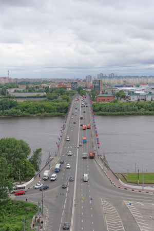 Nizhny Novgorod, Russia. - June 6.2018. A view of the Kanavinsky bridge across the Oka river from the high bank of the river.のeditorial素材
