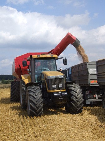 Overloading of grain from the hopper to vehicleのeditorial素材