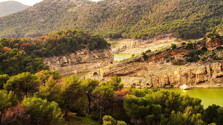 A Stunning Scenic Landscape Featuring Majestic Mountains and Serene Tranquil Watersの写真素材