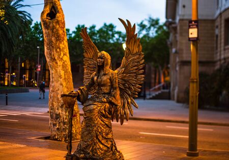 Barcelona, Spain â 2019. Living statue on Rambla in Bacelona. Travel photo in Barcelona one of the most visited cities of Spain.のeditorial素材