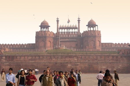 India, Delhi, Red fort with people in the foreground and a flag of Indiaのeditorial素材