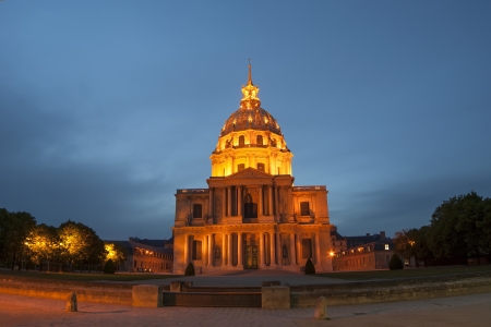 Les Invalides  The National Residence of the Invalids  at night - Paris, Franceのeditorial素材