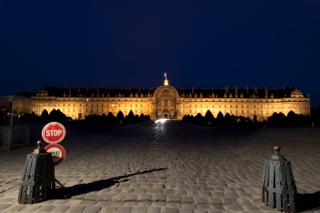 Les Invalides  The National Residence of the Invalids  at night - Paris, Franceのeditorial素材