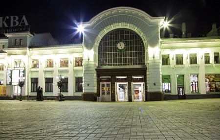 Belorussky railway station at night -- is one of the nine main railway stations in Moscow, Russia. It was opened in 1870 and rebuilt in its current form in 1907-1912のeditorial素材