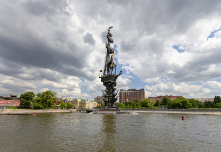 Moskow (Moskva) River  and the Peter the Great Statue, Russia. View from tourist pleasure boat. It was designed by the Zurab Tsereteli. erected in 1997のeditorial素材