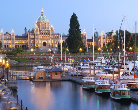 Parliament building illuminated at dusk, Victoria, British Columbiaの写真素材