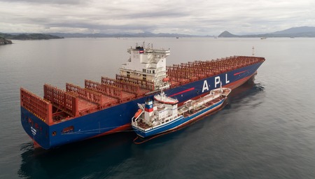 Nakhodka. Russia - August 11, 2017: Bunkering tanker Zaliv Nakhodka a large container ship APL Paris.のeditorial素材