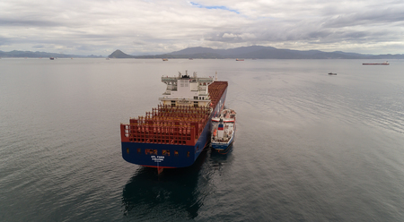 Nakhodka. Russia - August 11, 2017: Bunkering tanker Zaliv Nakhodka a large container ship APL Paris.のeditorial素材