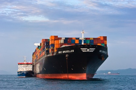 Nakhodka. Russia - August 05, 2015: MSC Bruxelles Bunkering tanker Zaliv America container ship.のeditorial素材