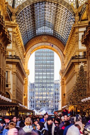 MIlano, Italy - 30 Dec, 2017 - Huge crowd in Vittorio Emanuele II galeriaのeditorial素材