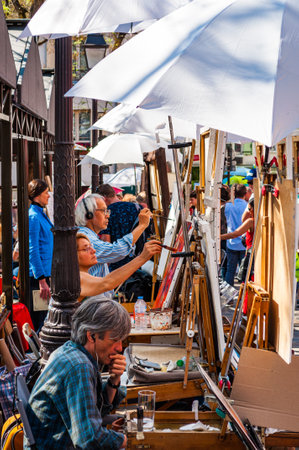 Paris, France - Apr 20, 2019 - Multiple artists on the PLace du Tertre in Paris on a sunny dayのeditorial素材