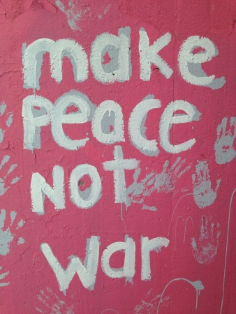 Wall graffiti make peace not war の素材